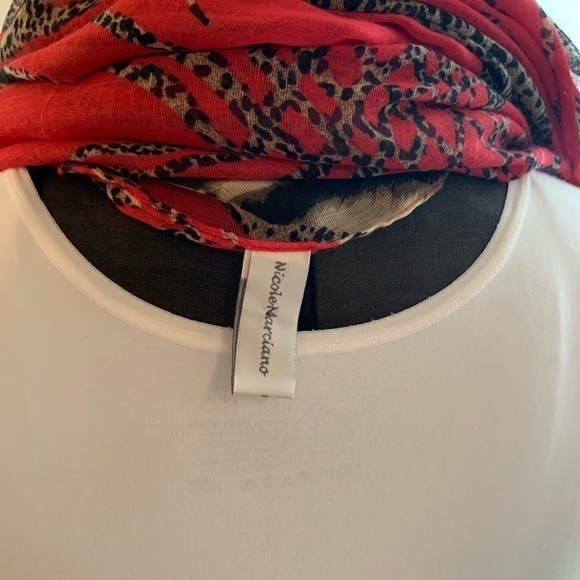 Giraffe theme scarf in red and black with a giraffe brooch gold tone brushed - Picture 4 of 8